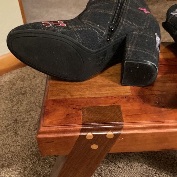 INDIGO RD. FLOWERED FABRIC ANKLE BOOT. SIZE 7.5. Too cute!!!!! EUC - Picture 9 of 12